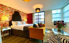 Luxurious Studio Apartment - 1 Minute Walk To Poole Quay - Great Location - Free Parking - Fast Wifi - Smart Tv - Newly Decorated - Sleeps Up To 2! Close To Poole & Bournemouth & Sandbanks